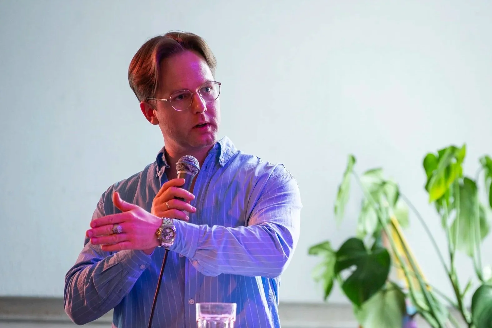 Joakim holder mikrofon og gestikulerer.