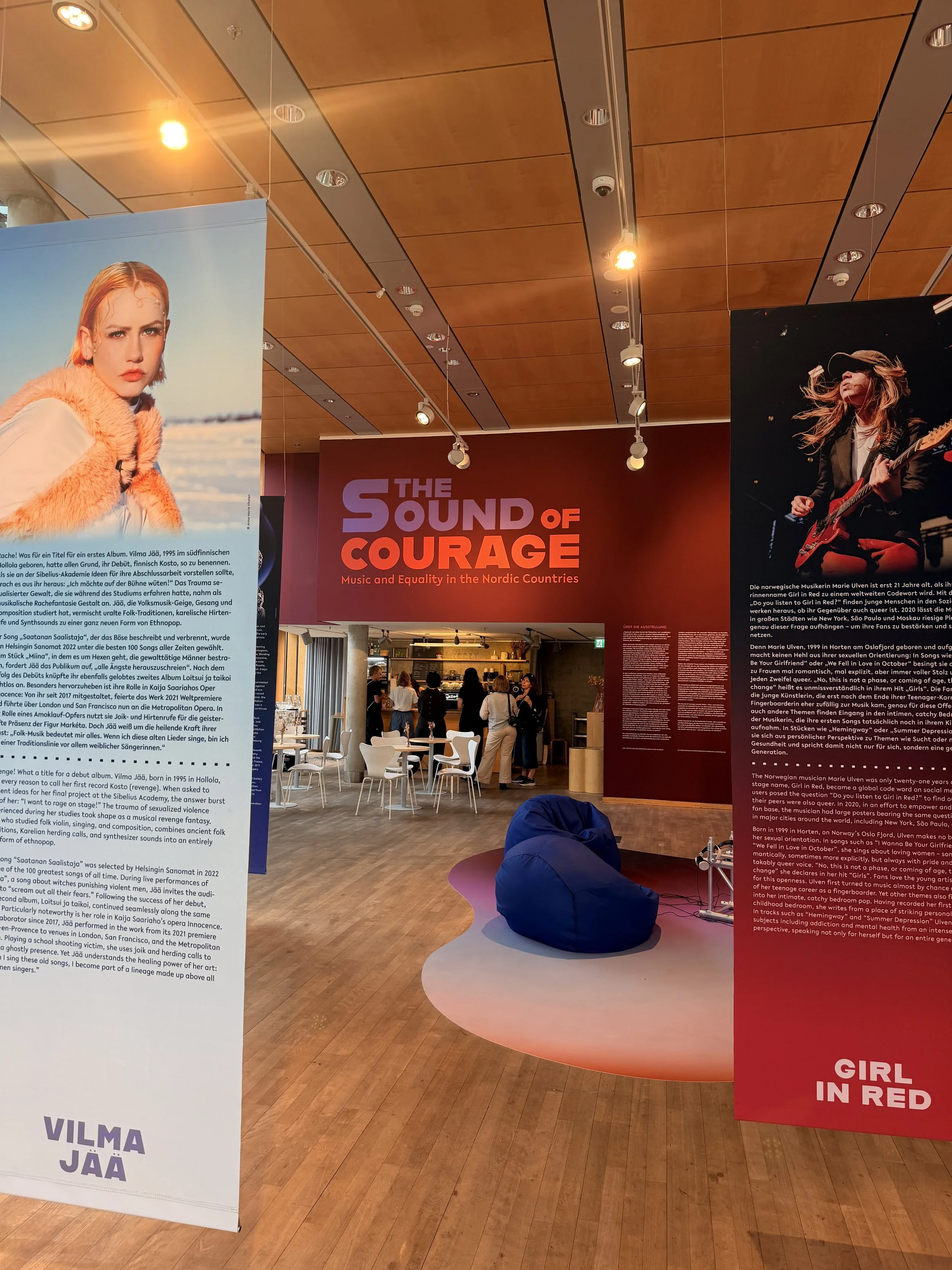 Utstillingen «The Sound of Courage» hos de nordiske ambassadene i Berlin, med store presentasjoner av blant andre Vilma Jaa og girl in red.