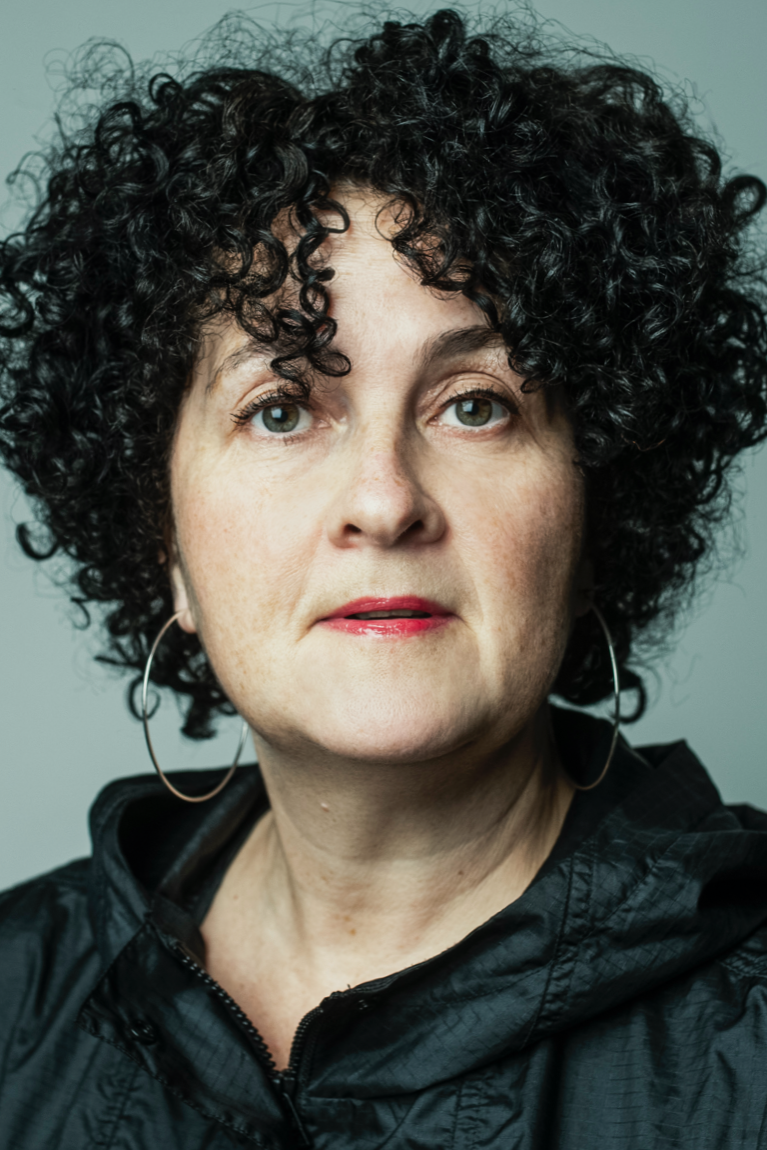 Portrettbilde av Gull Øzger som ser inni kamera