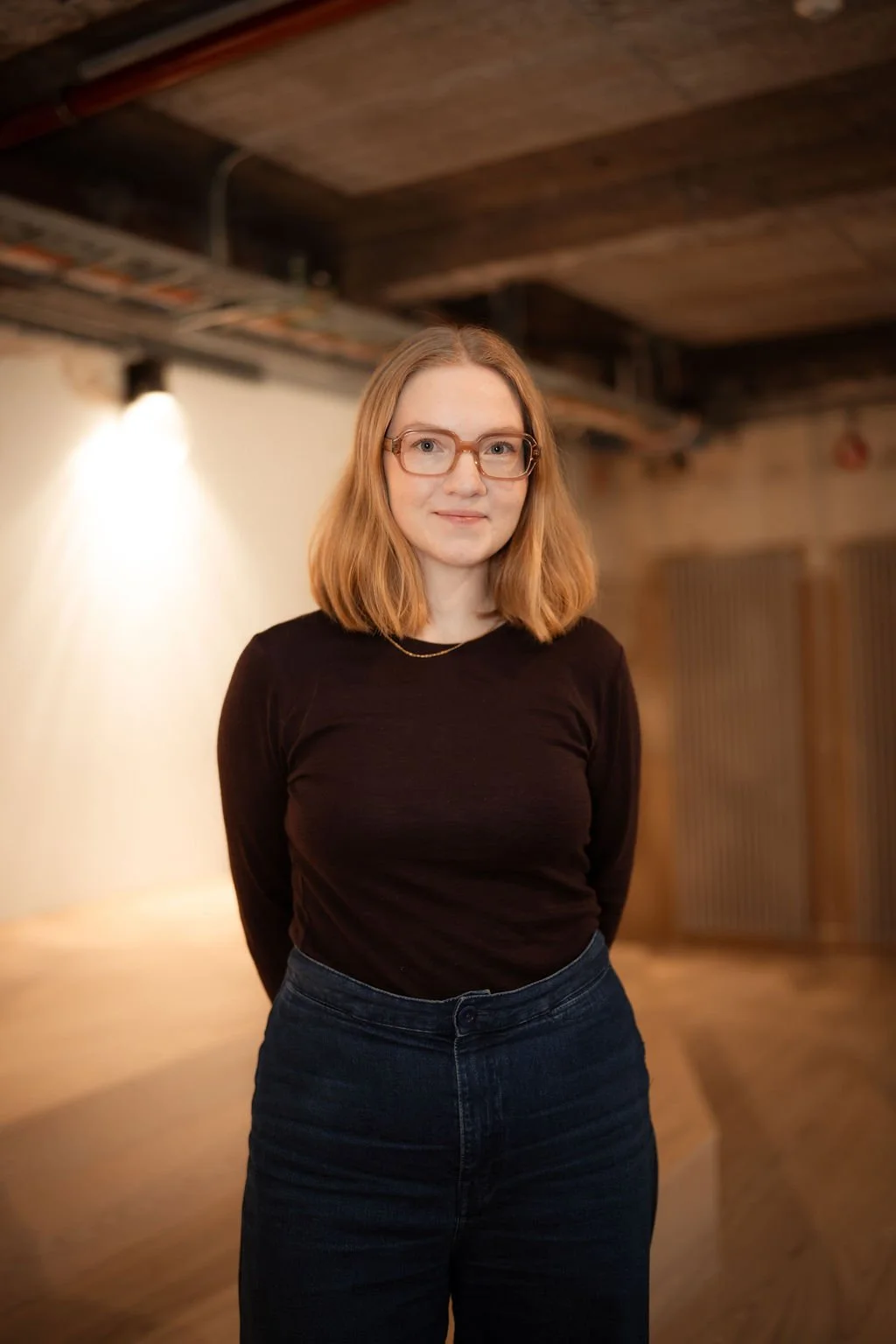 Portrettfoto av Victoria som smiler