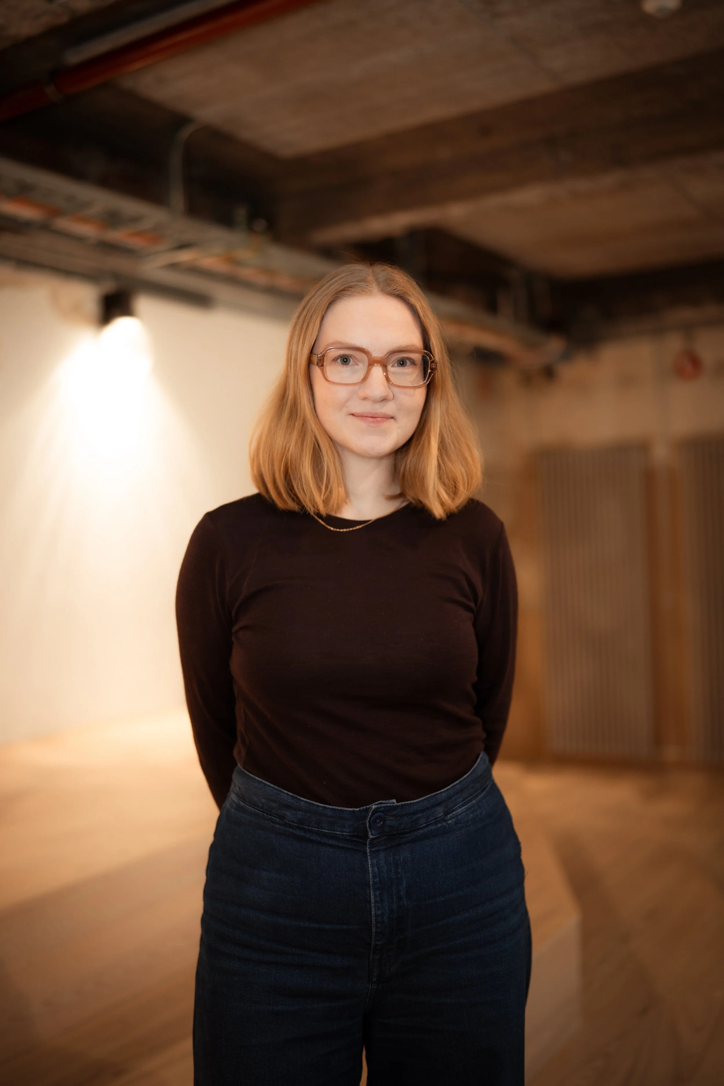 Portrettbilde av Victoria som smiler litt forsiktig.