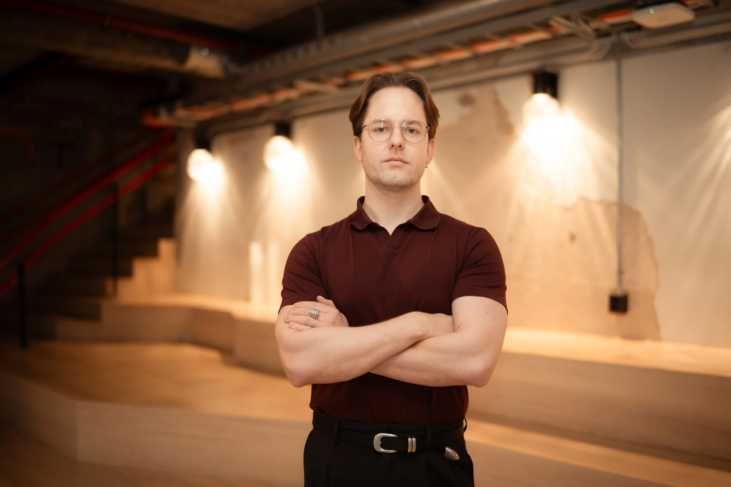 Daglig leder Joakim med armene i kors og et bestemt blikk i kameraet.