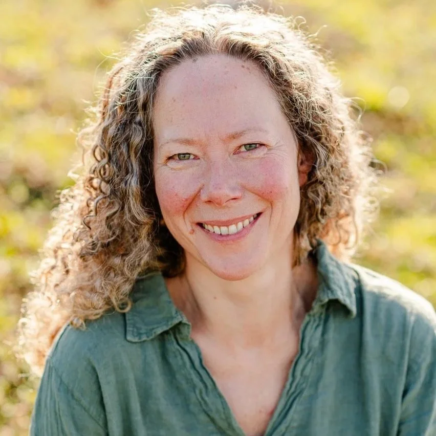 Portrett bilde av Maiken Garder som smiler inni kamera