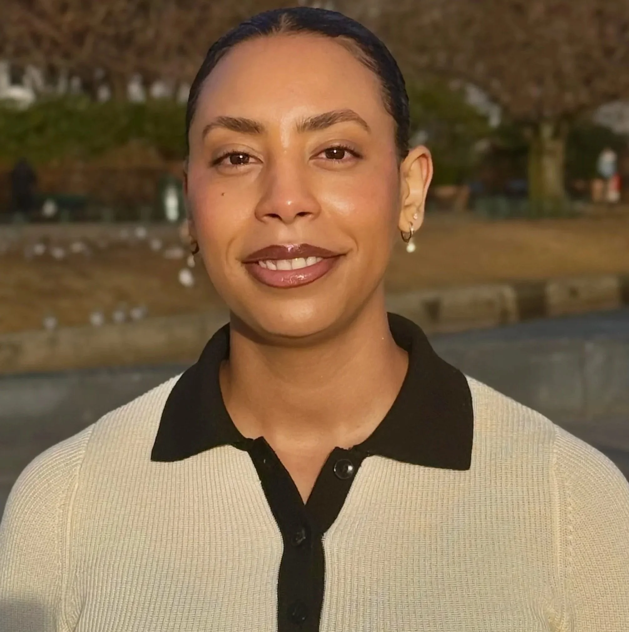 Portrett av Abigael som smiler inni kamera