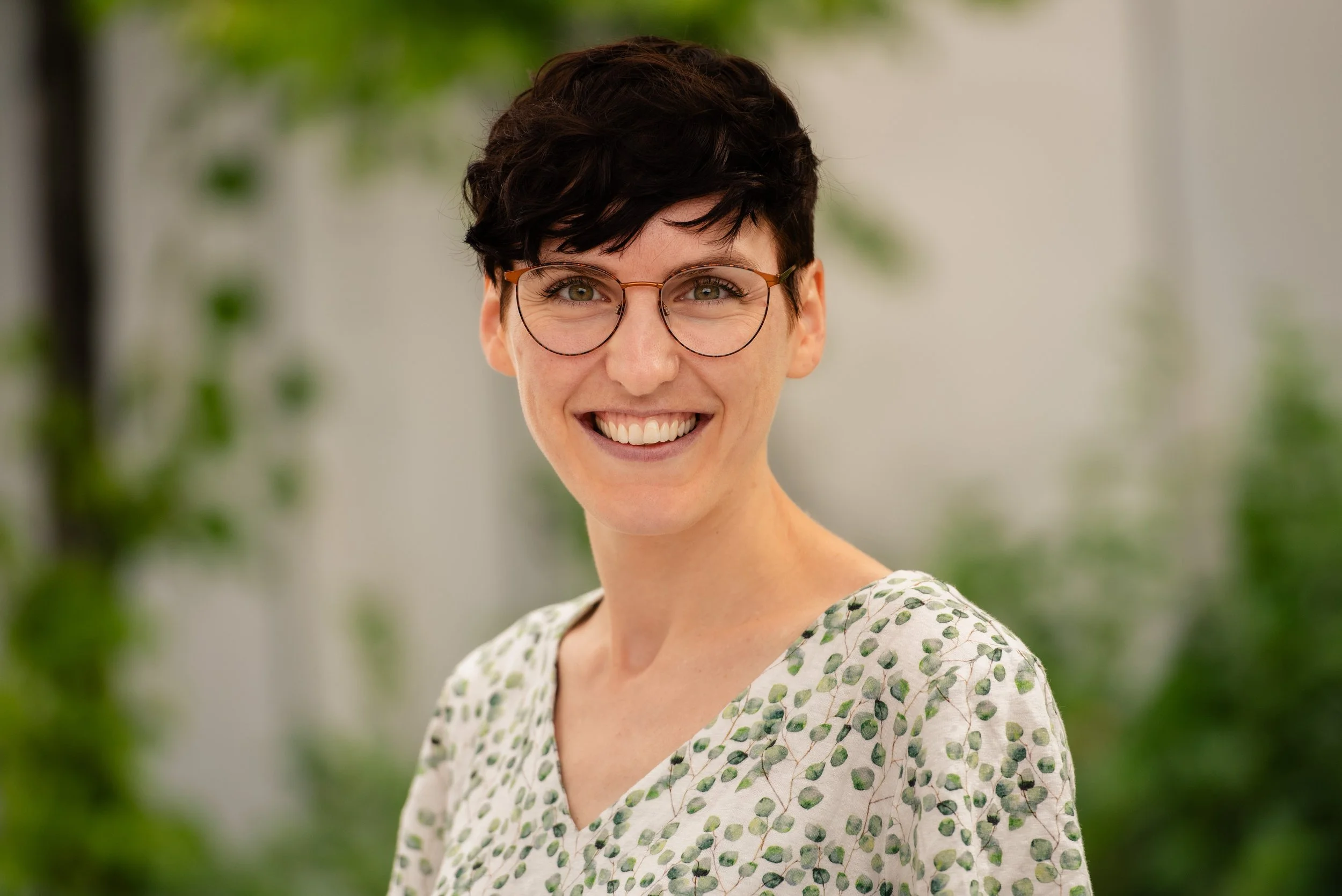Portrettbilde av Hilda Levin som smiler