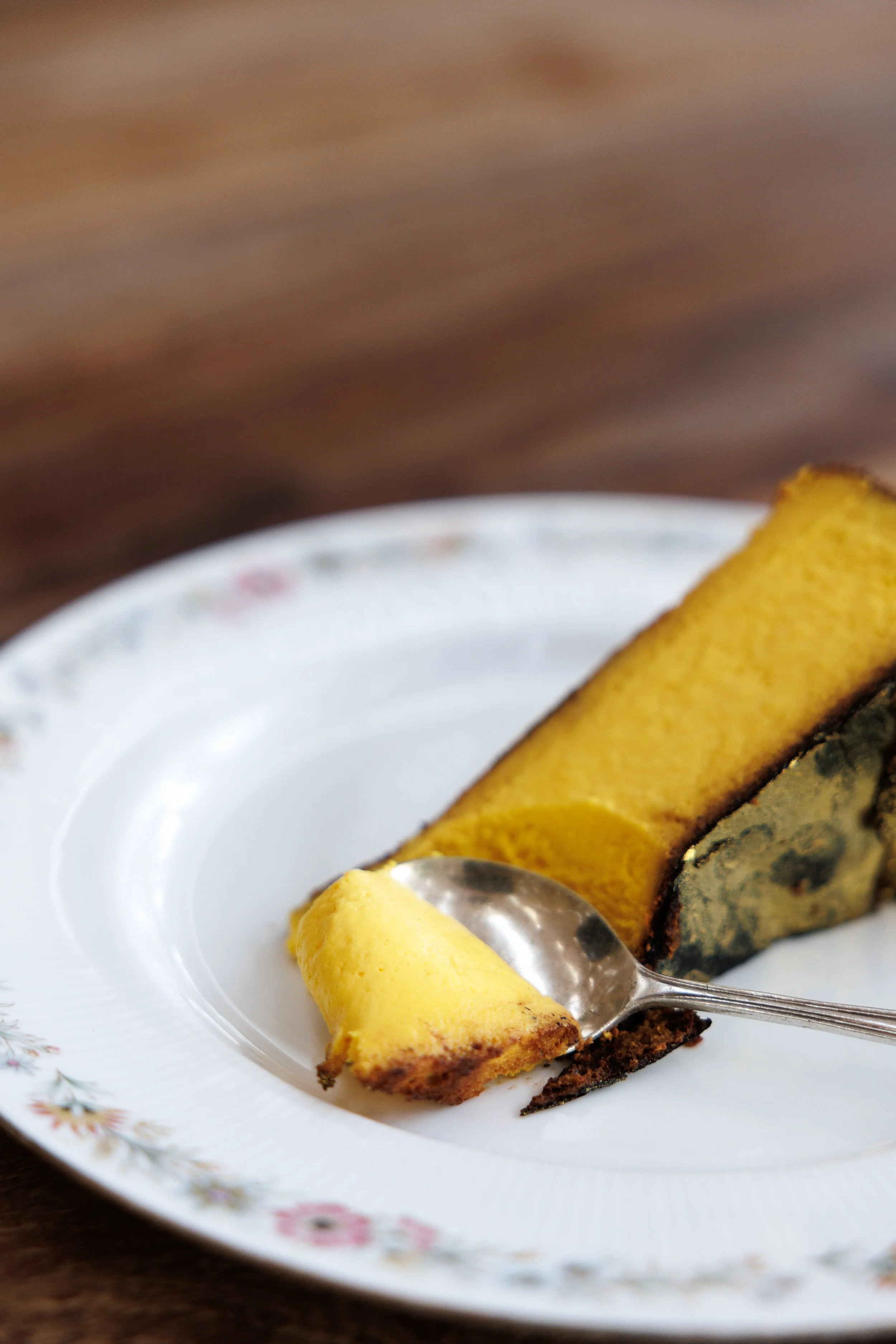Golden burnt cheesecake / soraya saffron cheesecake / 55 AED