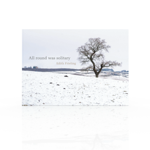Een sneeuwlandschap met een enkele boom en een ijzige ondergrond, tekst op de afbeelding met de woorden 'All round was solitary' en 'Edith Freiling'.