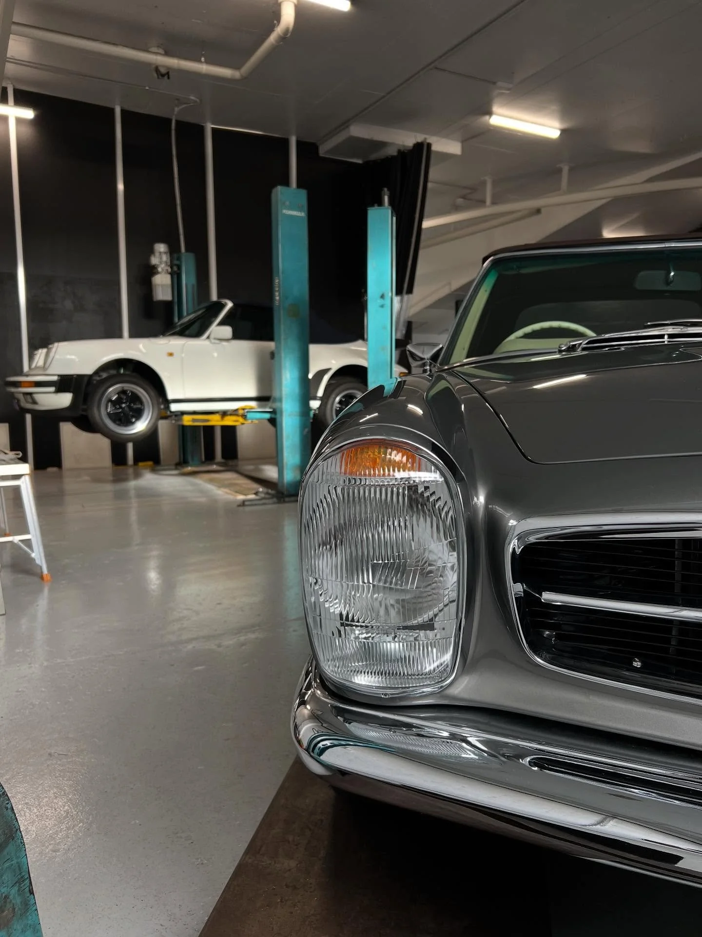 Mercedes 280 SL Dry Ice Detail ❄️ 

This stunning classic received the full underbody and engine bay dry ice detailing treatment. 

Also due for new tyres, the owner wanted to see what the car looked like without its painted whitewalls. We stripped o