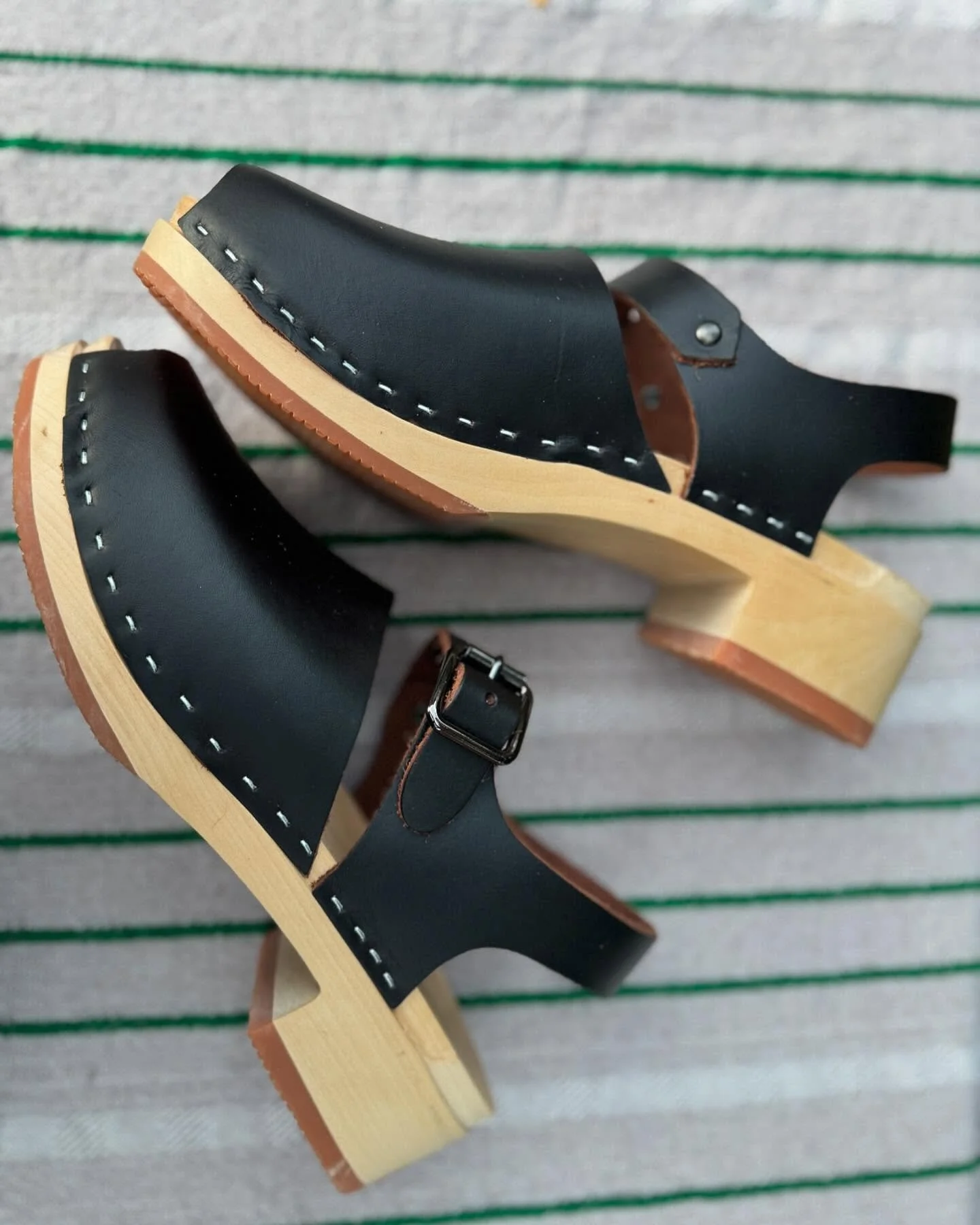 ❤️ Introducing the Peep toe Maryjane clog ❤️

The Maryjane is equal parts classic and modern&mdash;perfect for pairing with dresses, denim, or your favorite fall layers. Each pair is built to last, with the signature Hello Clogs craftsmanship you kno