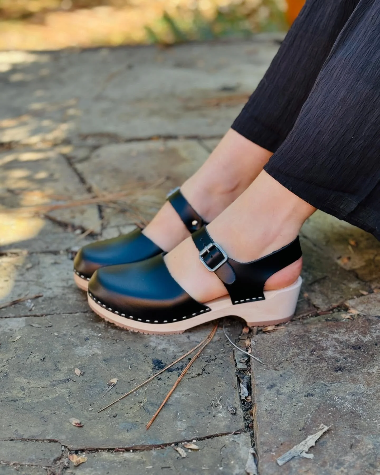The Peony in Black 🖤
A refined Mary-Jane clog with a closed toe and smooth silhouette. The Peony pairs easily with dresses or denim &mdash; a timeless, versatile pair that&rsquo;s made to be worn and loved. 🖤 available at @kitkitdizzi 🩷