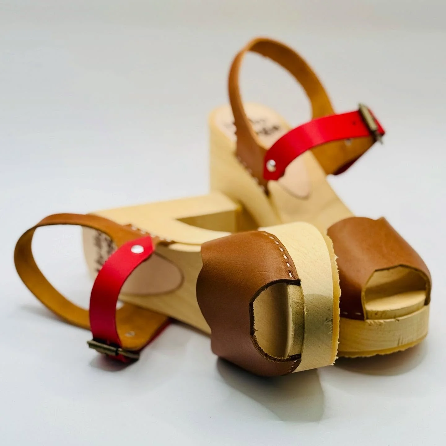 Summer dreaming!

The Zinnia &mdash; new platform clog with a peep toe that shows just enough. 😍

Size 37
Available now @ helloclogs.com 💋