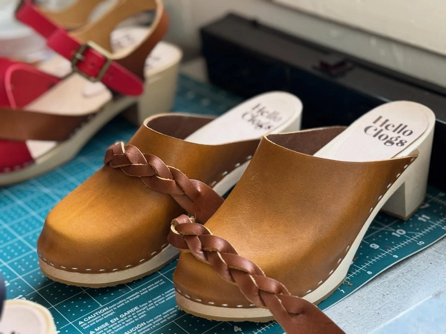 Custom order, freshly finished ✨
Handmade with braided leather details and lots of love.

Custom orders are available in the online boutique. ❤️💋💋