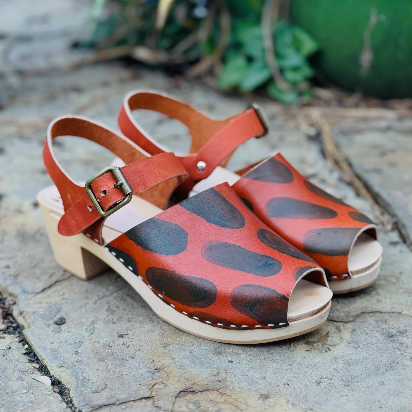 A little collection drop just landed in the ready-to-ship boutique 👯&zwj;♀️
Freshly finished pairs, made by hand and ready to head straight to you.
Each one is a small experiment in shape, color, and feel❤️

Available now in the online boutique 🤍