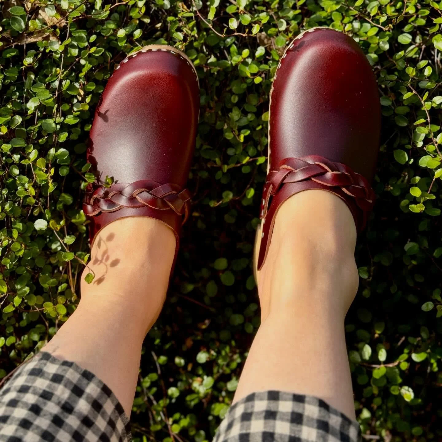 New in the Ready to Ship boutique 👯&zwj;♀️
The Poppy clog in wine with a braided detail.

Size 37 available now &mdash; helloclogs.com