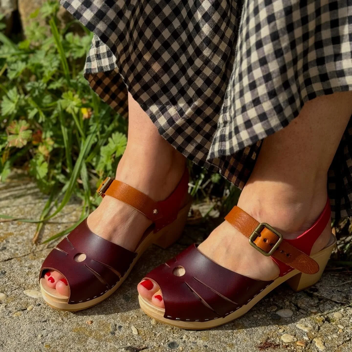 Peep toe petal clogs in wine, walnut, and cherry. ❤️💋 

Size 37

Available in the online boutique!