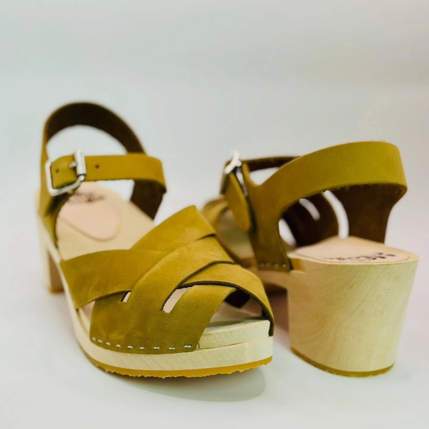 The Tiger Lily in Moss 🌿
A little earthy, a little bold, and made to be lived in.
Handmade, one of a kind, and ready to ship.
Size 40 &mdash; available now at helloclogs.com