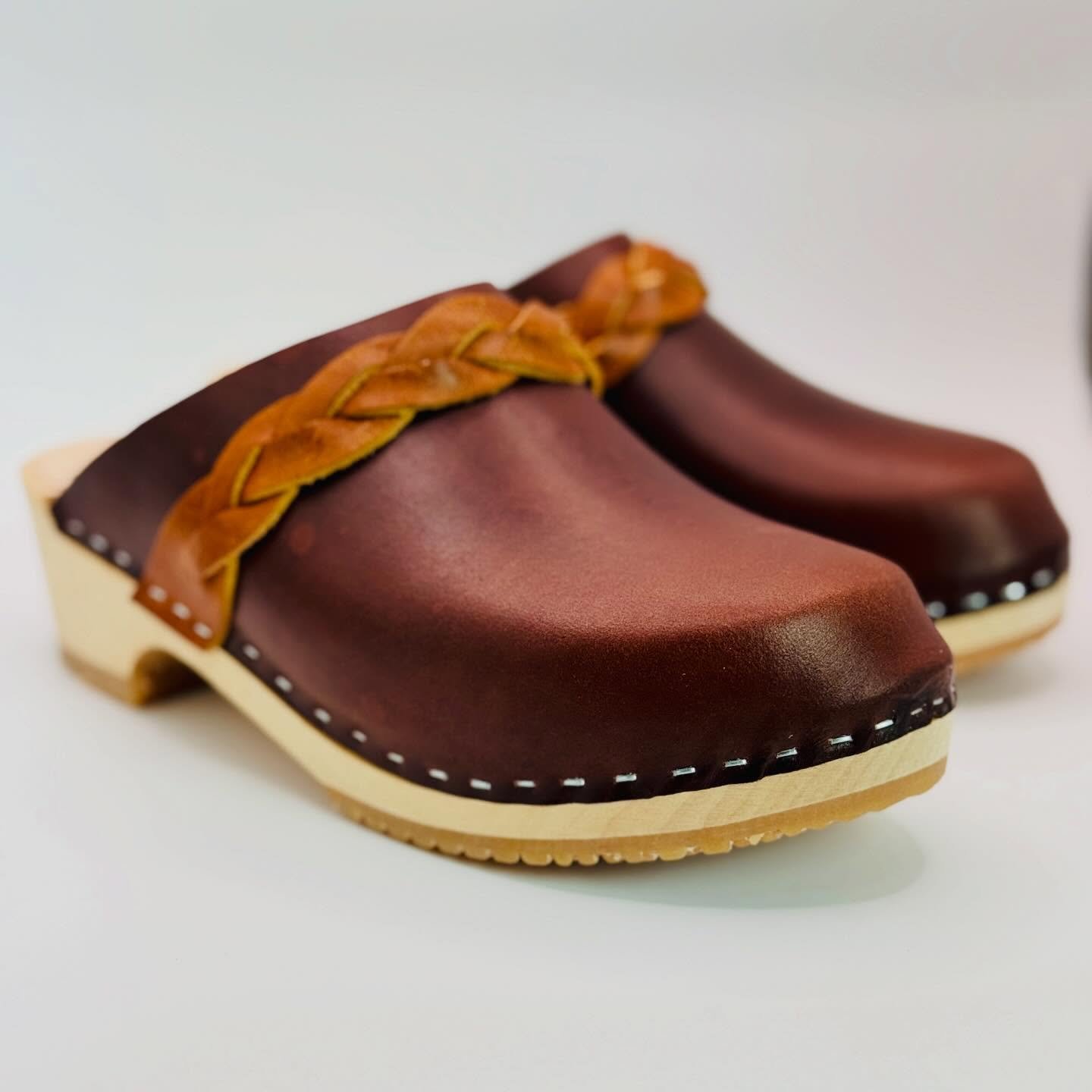 The Poppy in Chocolate 🤎 with a walnut braid. Low heel, braided strap, size 35.
Handmade in small batches in Northern California.

Available now at helloclogs.com.