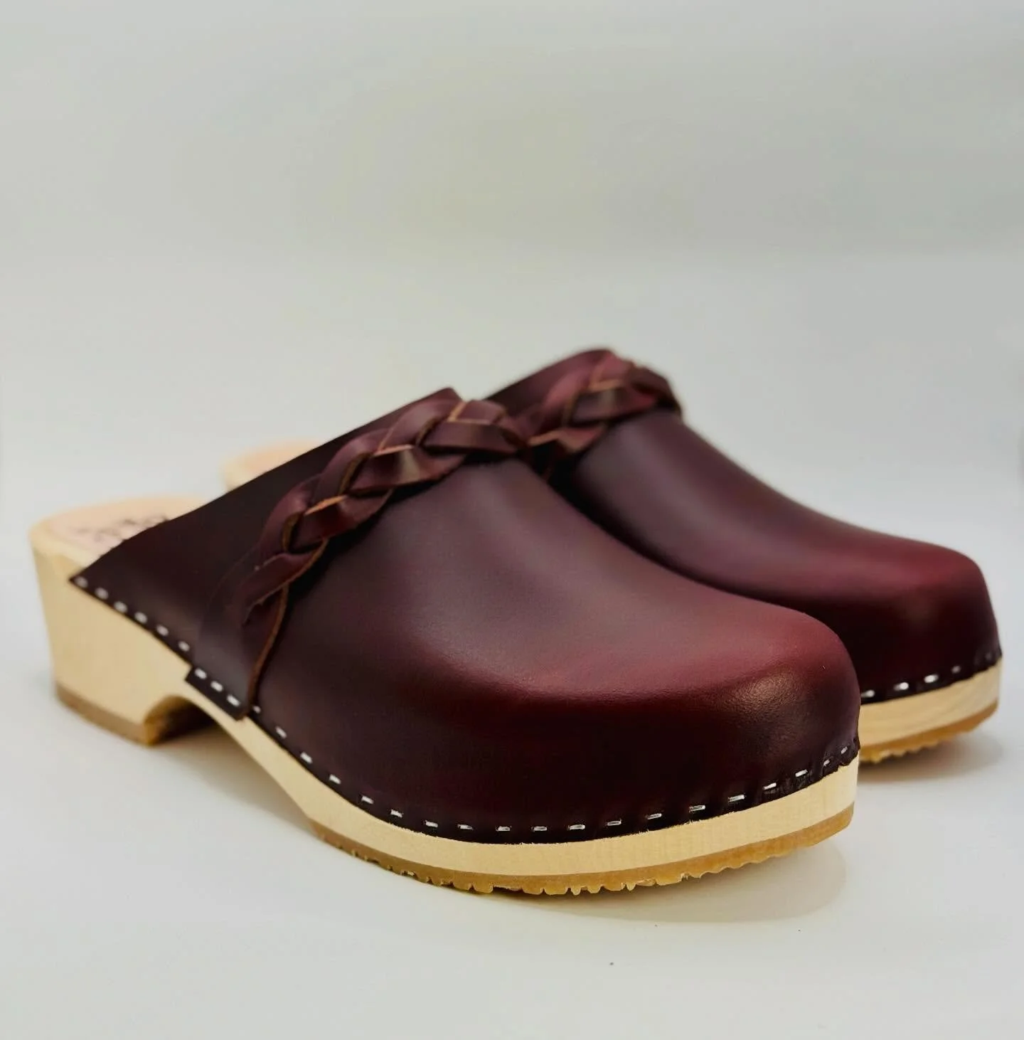 New in the ready to ship boutique!
The Poppy in Wine - size 43
Low heel, braided detail💋