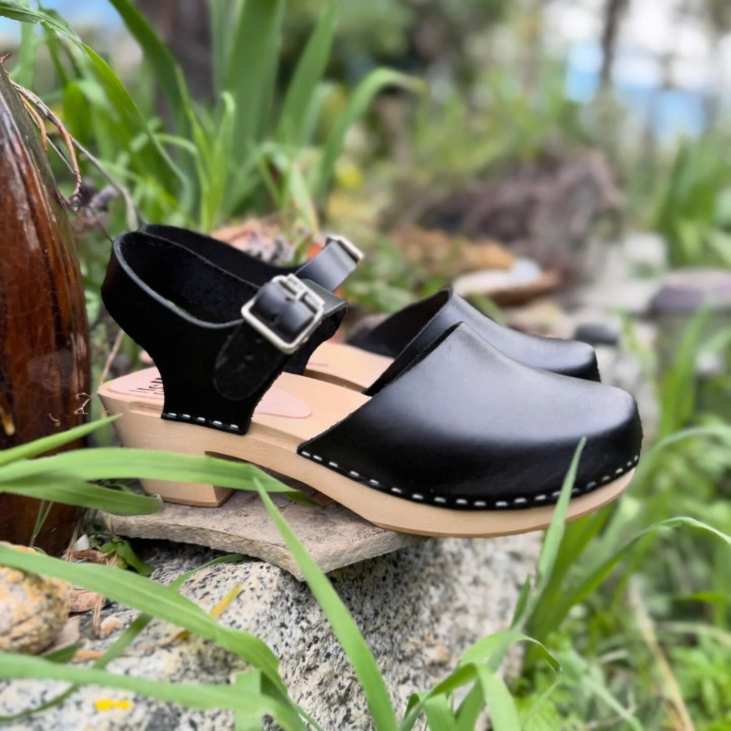 Sunshine and clogs all day!
🌞💋