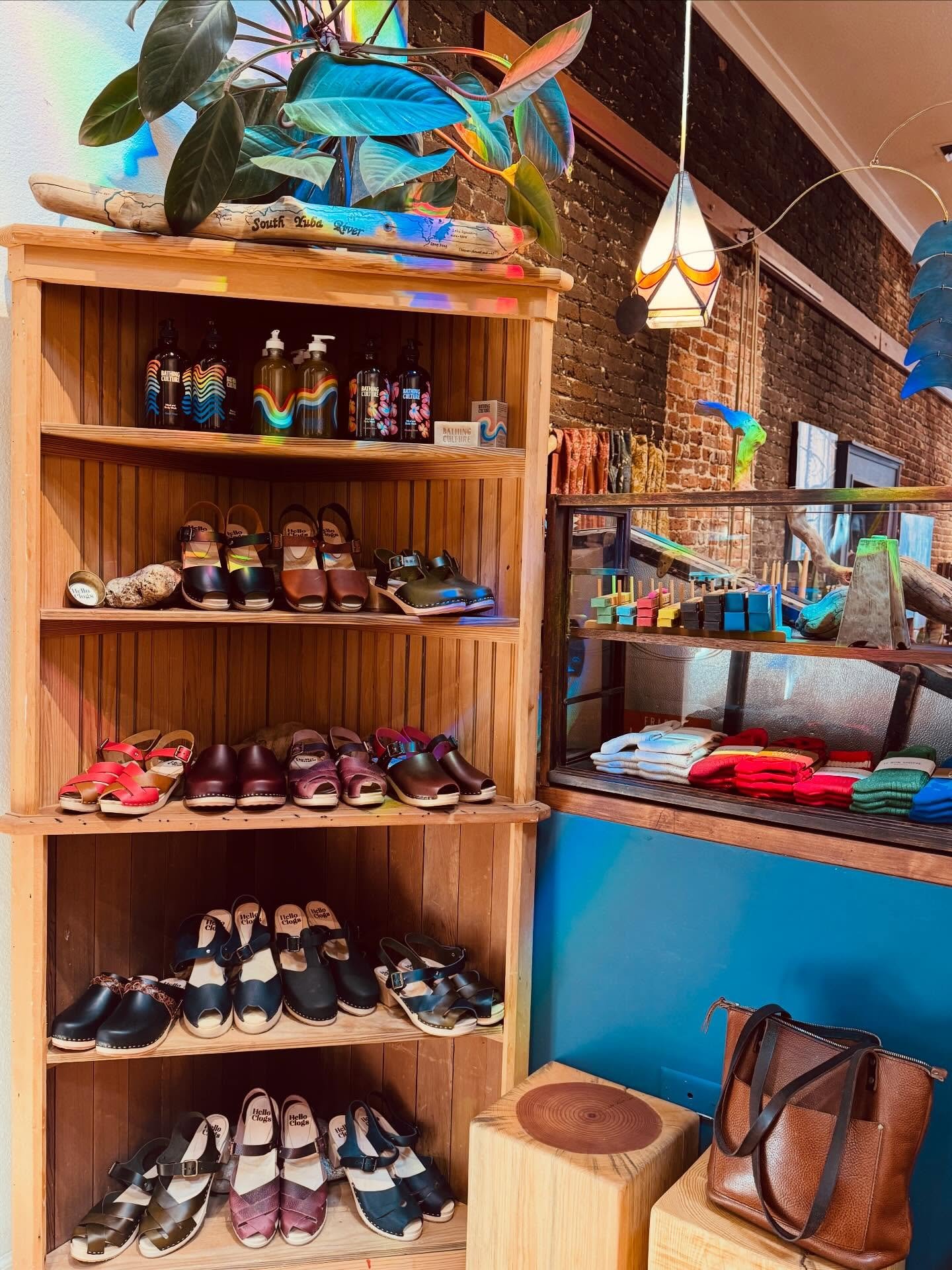 Just dropped off a fresh batch of Hello Clogs at Kitkitdizzi 💛

All handmade by me here in Nevada City. Go try some on! 💋
Sizes 35-43 

@kitkitdizzi