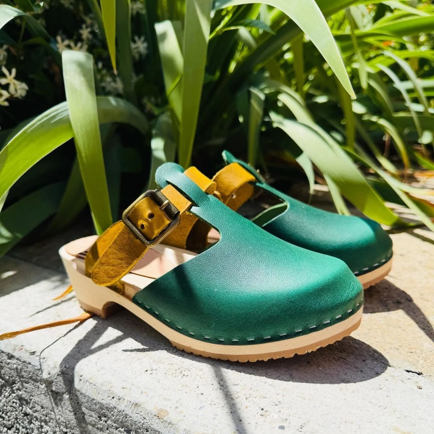The Dahlia in a fresh new green + golden ochre combo 🌿✨
One of my favorite things about making clogs is playing with unexpected color pairings!

This one-of-a-kind pair is ready to ship in a size 5. Handmade in small batches with wooden soles and so