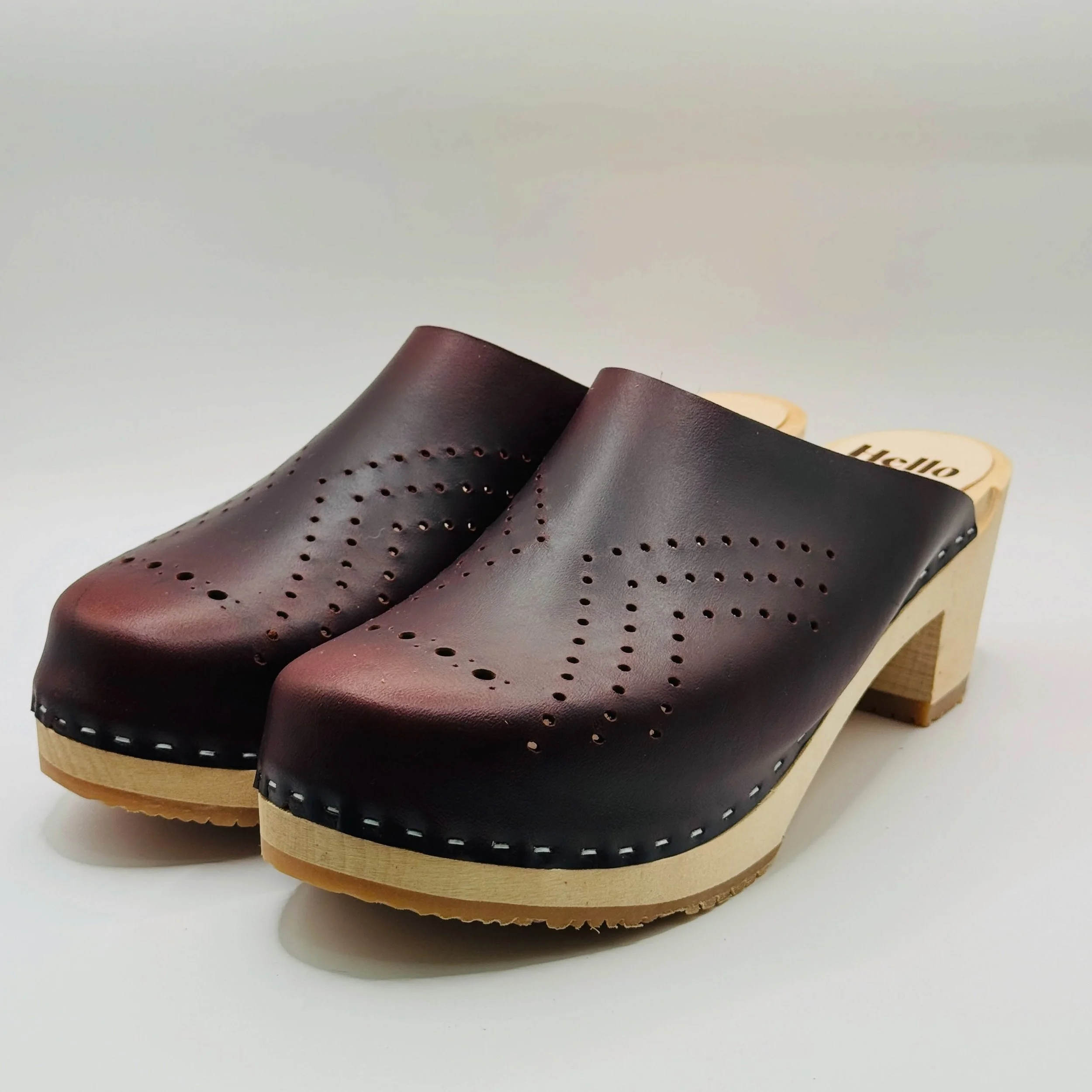 Just added a few new pairs to the site! Go take a peek! 🤎

helloclogs.com