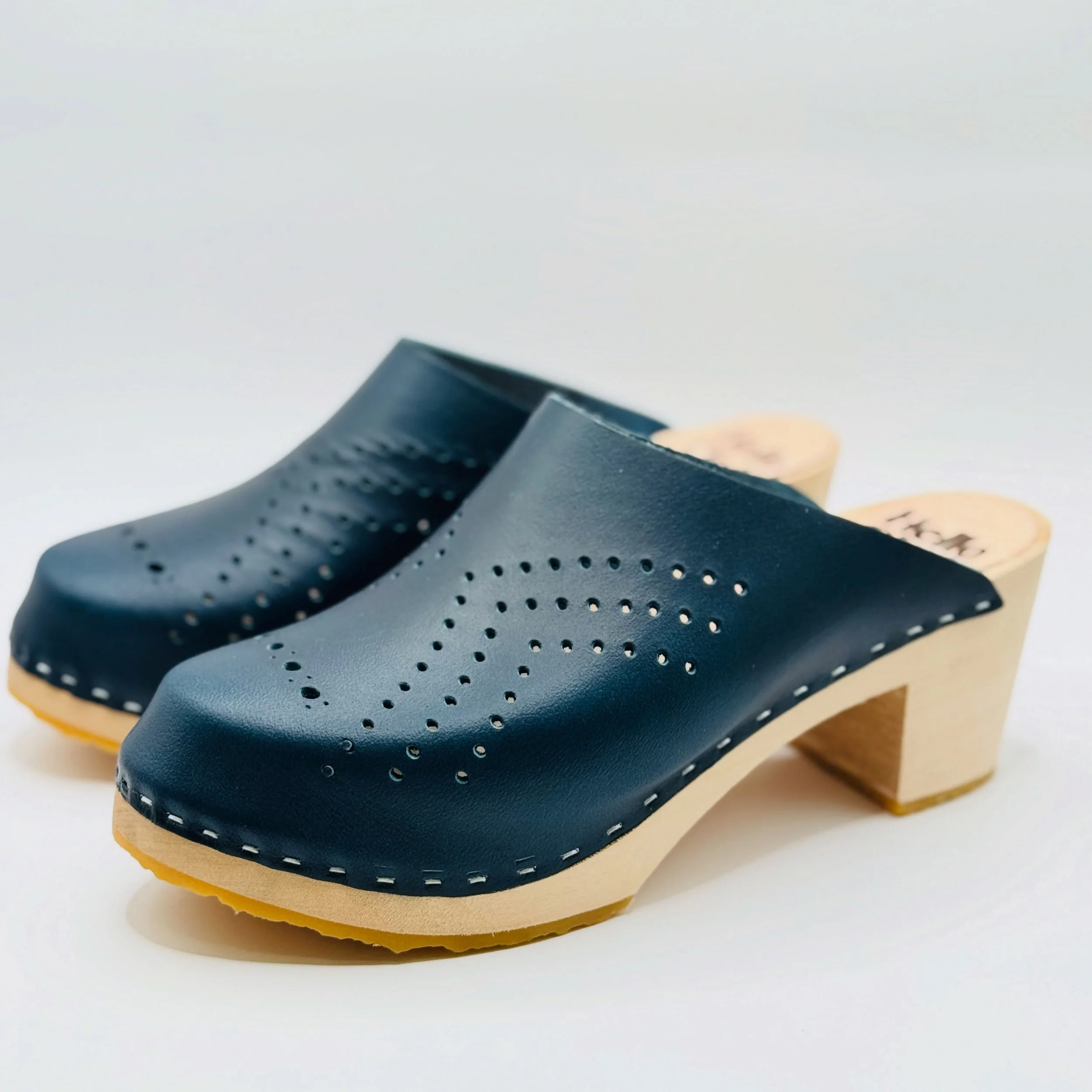 💙

The Poppy clog in deep blue leather, finished with delicate perforated detailing for that extra something. Handmade, comfortable, and ready to go everywhere with you.

#HelloClogs #PoppyClogs #HandmadeClogs #MadeInCalifornia #SlowFashion BlueClog