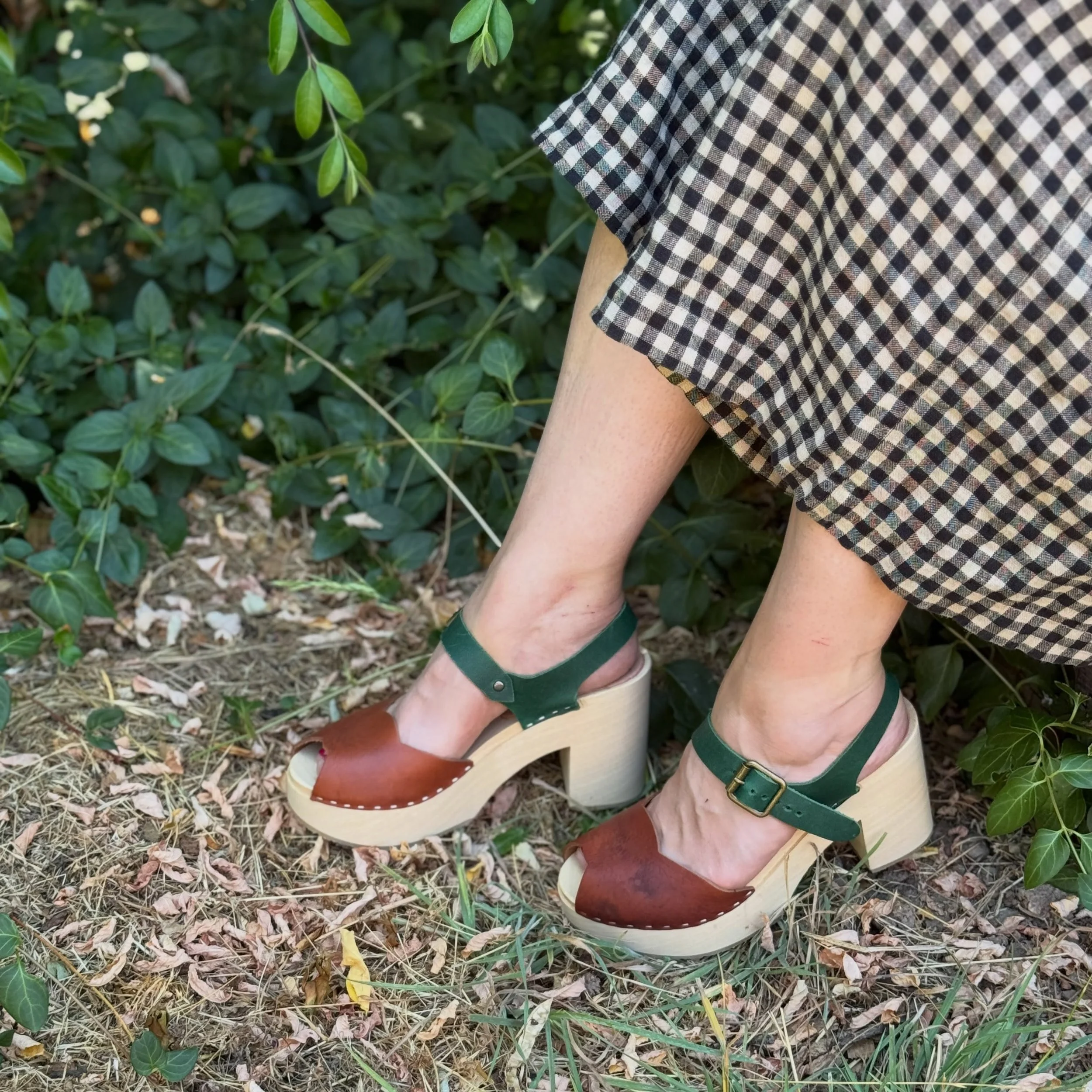 A little extra height without sacrificing comfort. The Zinnia gives you that lifted feel while staying surprisingly easy to wear all day. Handmade in small batches and ready to ship in size 38.