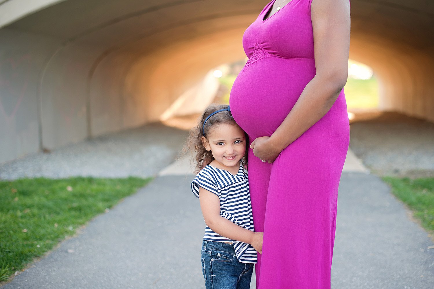 child with moms pregnant belly