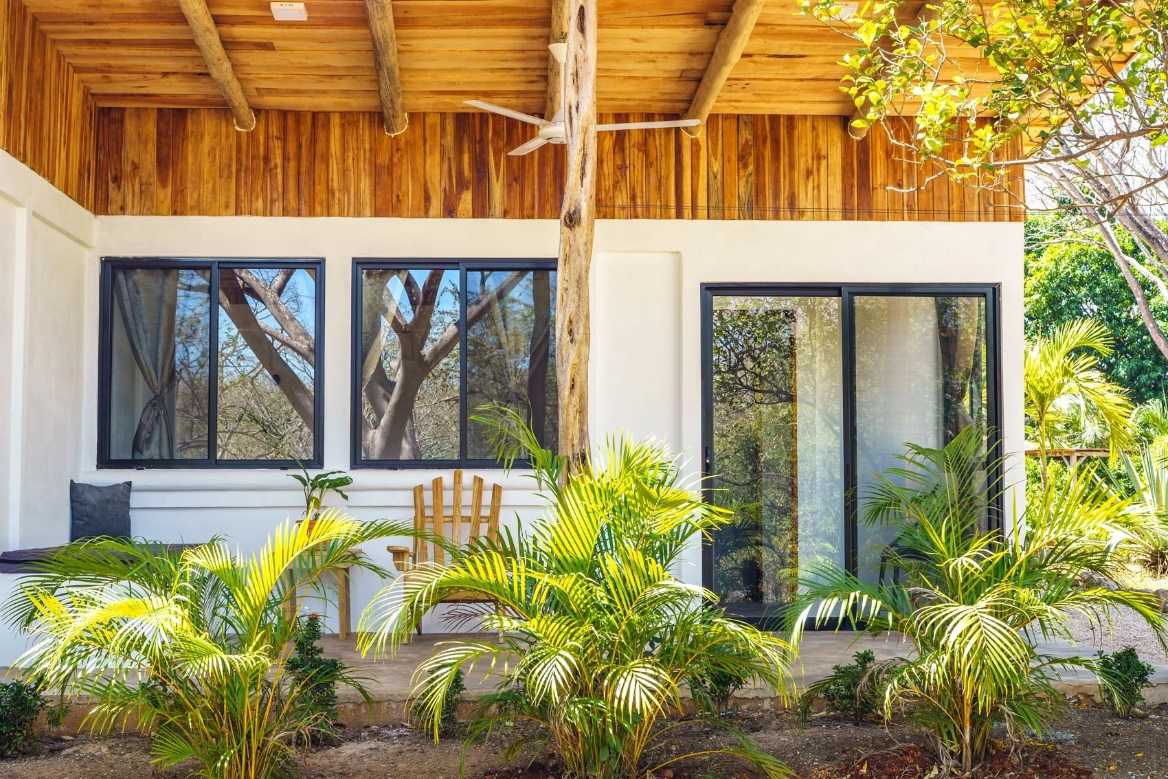 These state of the art stand alone casitas come with ensuite private bathrooms and air conditioning. Most are fitted with two single beds.