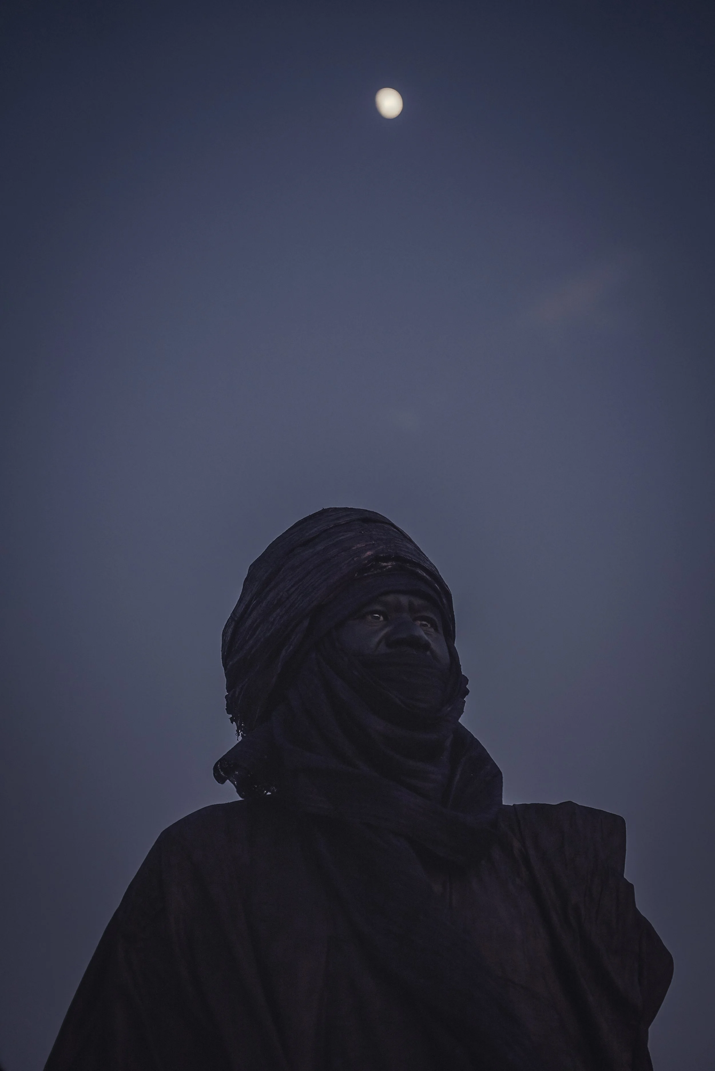Musa
Leonardo Antonio Avezzano
Fotografia e chèche, 70 × 100 cm [2024, DJanet]
Musa, whose name means Moses, is one of the Tuareg who accompanied the artists across the vastness of the Sahara and along the trails of the Tassili n’Ajjer.
His portrait 