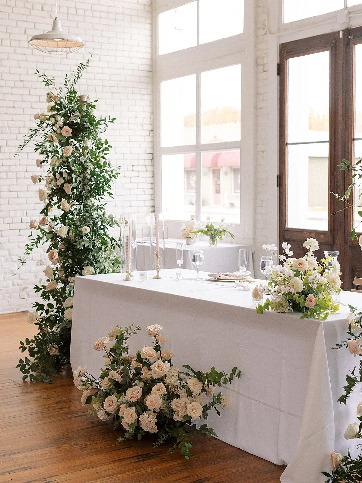 The season to gather is here.

photo @aureliabaca_photo 
@earlgreyfloral 
@tablemannerstx 
@premiereeventstx