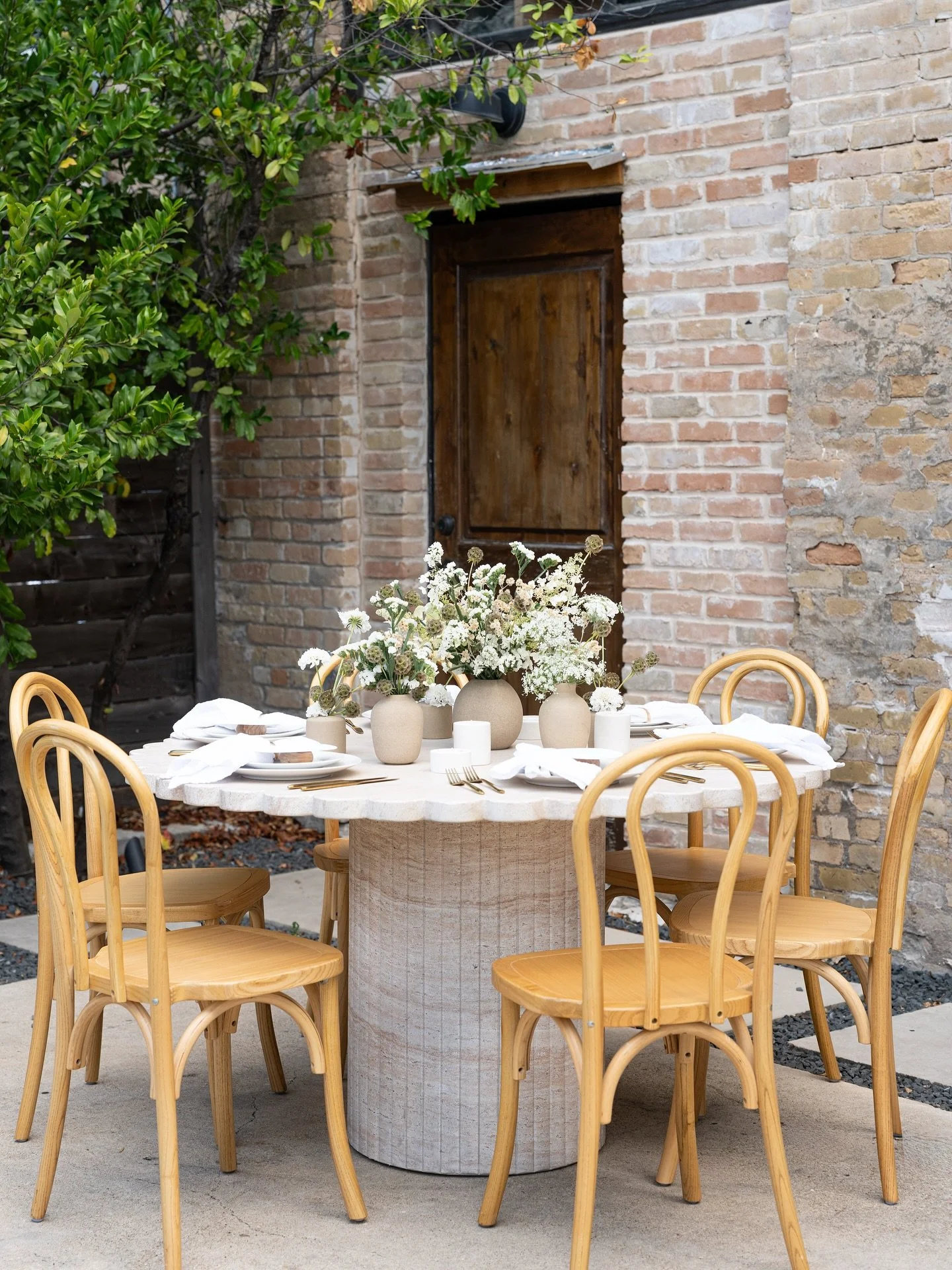 A gathering that feels like fall itself.

floral @teoxochitldesigns 
photo @andreajangphoto 
content creator @zanacoproductions 
tabletop @tablemannerstx 
elevated furniture @peakeventsbykrd 
paper goods eventinedesignsatx