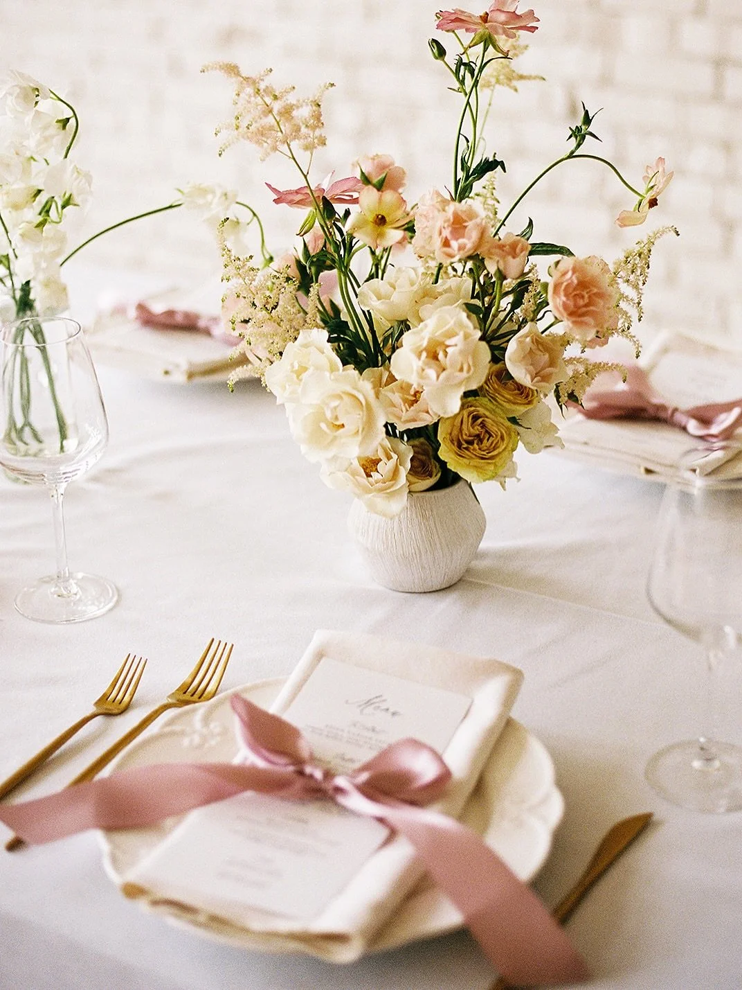 A table dressed with just the right touch. 
photo @aureliabaca_photo