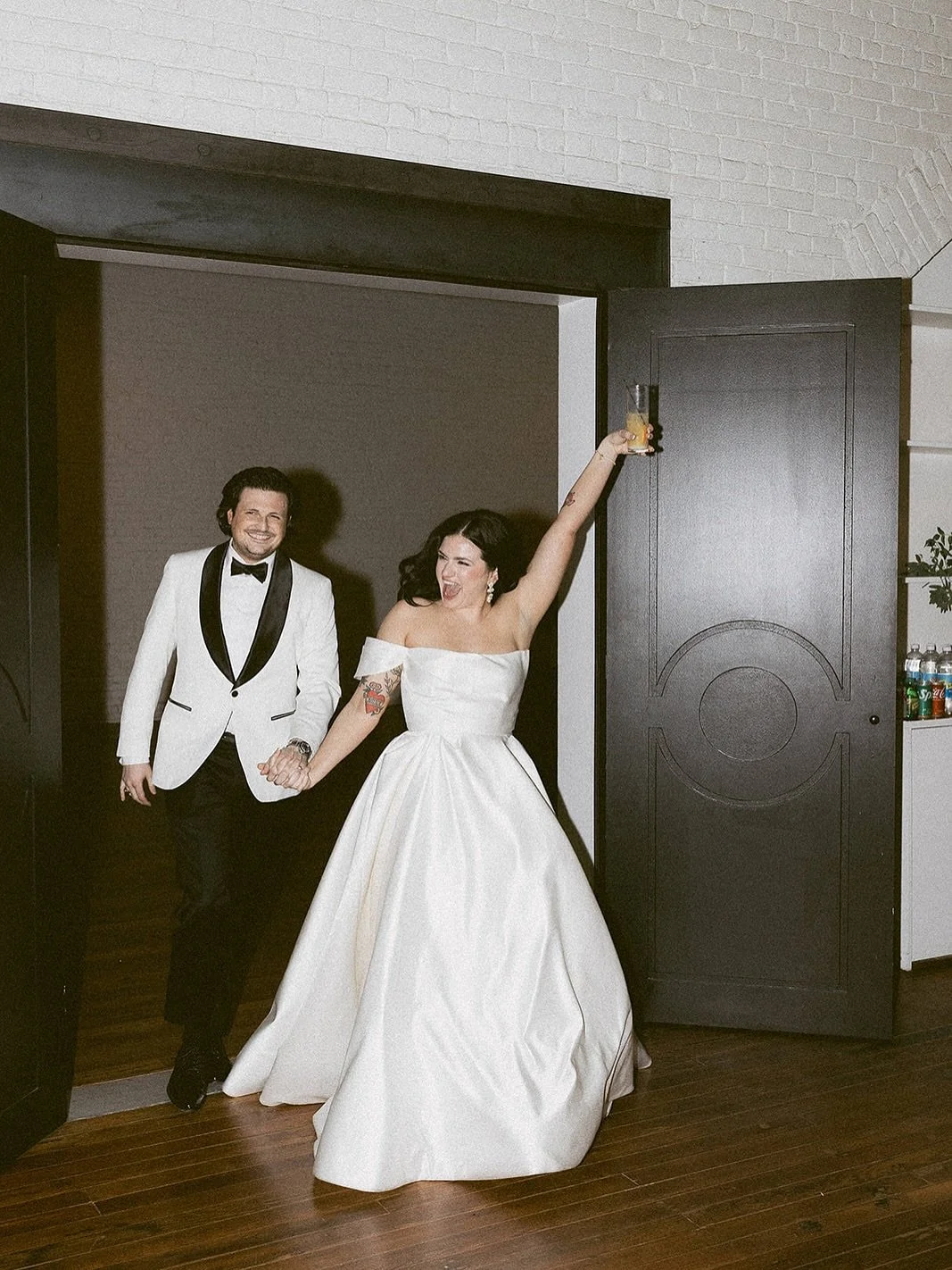 Where the night founds its rhythm.
coordinator Taylor & Co
catering Royal Fig
cake @deaux_baker 
floral @blumenfloral 
photo @valeriethompsonphotography