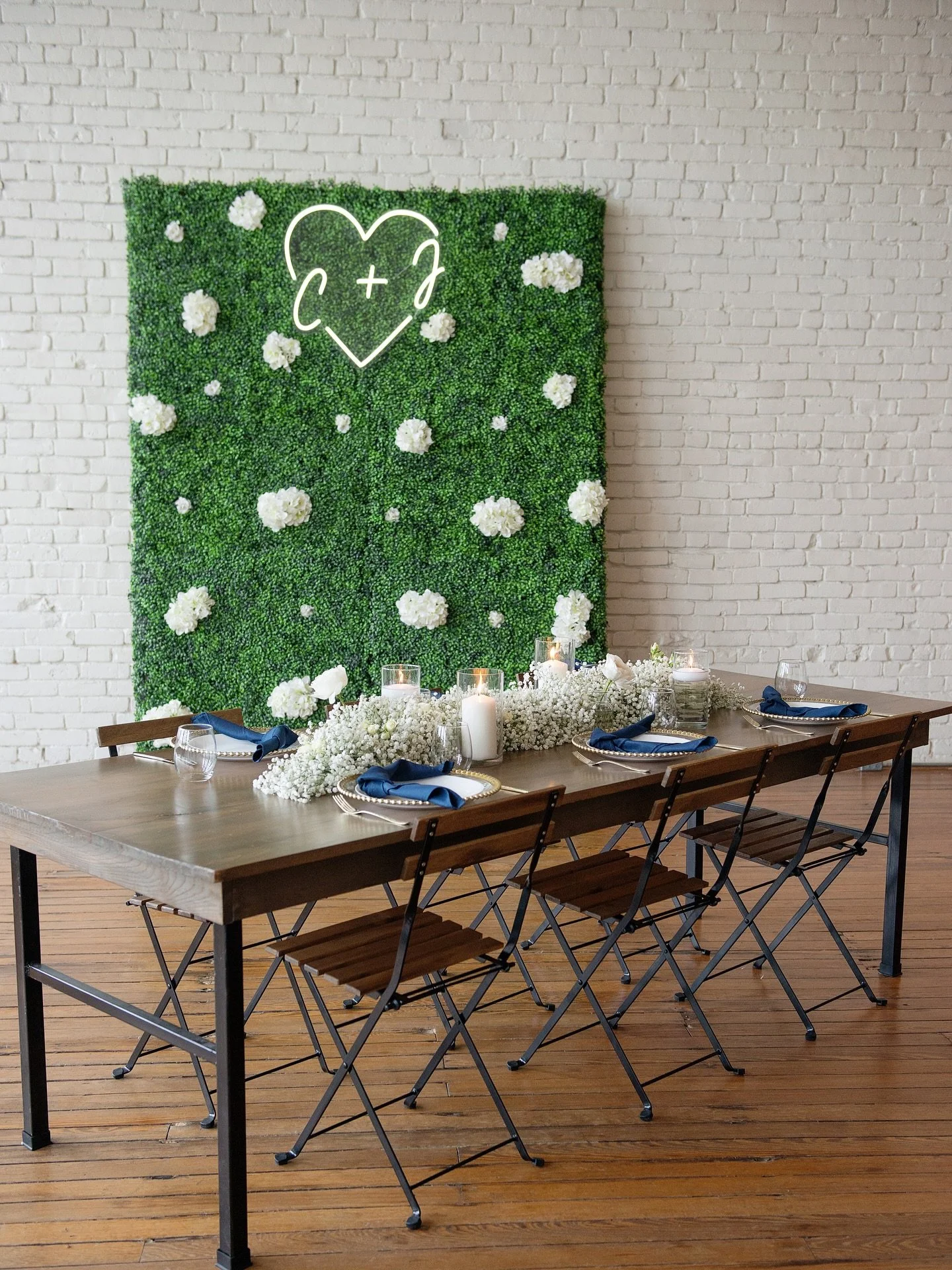 All in the details. 

coordinator @rudolphevents 
photo @mint2bephotography 
floral @thelittlemockingbirdgal 
decor @meekandwildweddings