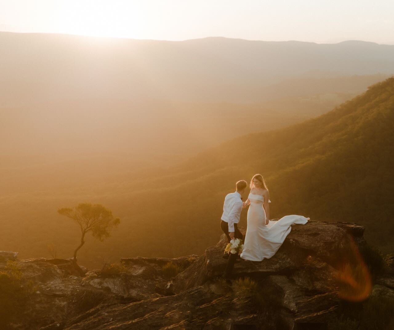 J &amp; C // after wedding Shooting - Blue Mountains, Australia. ✨

I&rsquo;m still not over how beautiful this evening was. I hope you guys like all the love during this burning Aussie sunset as much as I do. 🔥 #afterweddingshooting 

It&rsquo;s al