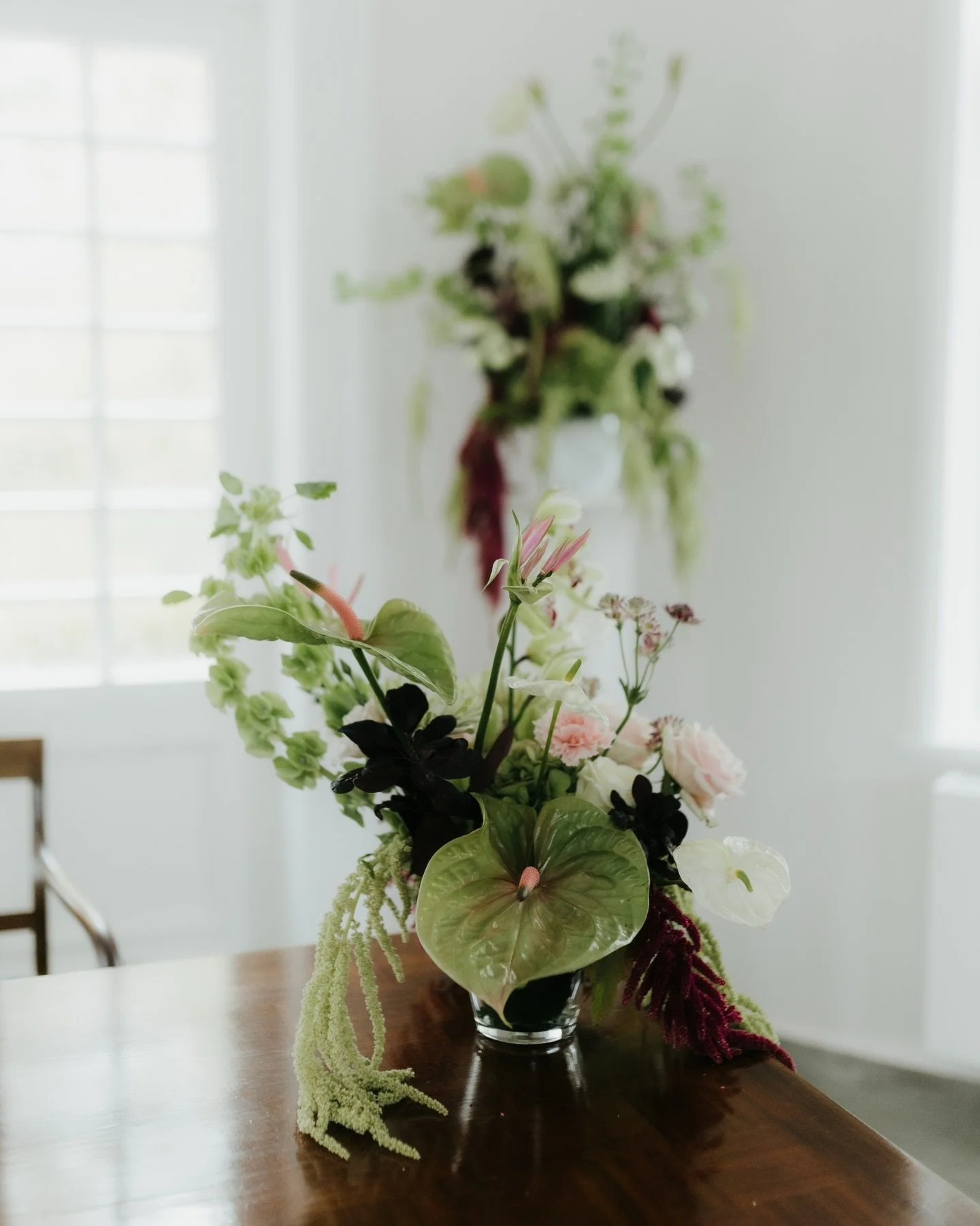 such a beautiful floral design from last season - digital &amp; on film 🌸 

by @kickin.schmallenberg 

#weddingfloraldesign #weddingflowersinspiration #weddinglocation #schlossbadberleburg #nrwweddingphotographer 

Weddingfloraldesign 
Hochzeitsflor