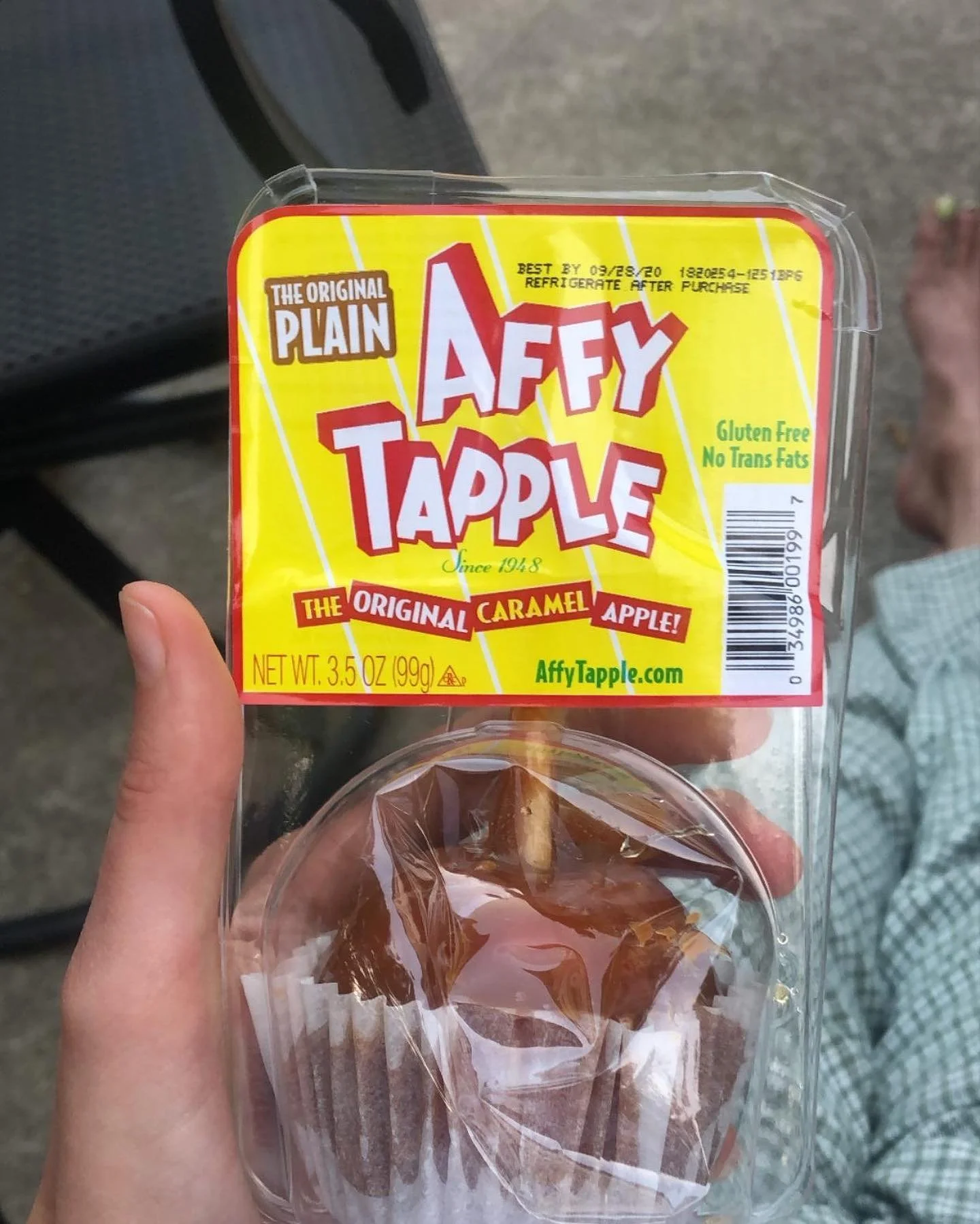 It&rsquo;s officially FALL 🍂🍁 I tried these grocery store caramel apples from @affytapple and I LOVED! My hands may be sticky, but my stomach sure is happy! What other fall themed snacks should we try?!?!?!? 
#snacks #fall #fallthemed #snacking #si