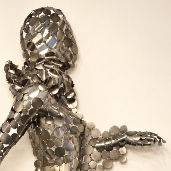 Sculpture abstraite d’une figure humaine assise, composée de disques métalliques argentés.