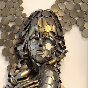 Portrait abstrait d’un visage humain composé de pastilles métalliques superposées, aux tons dorés, argentés et bronze.