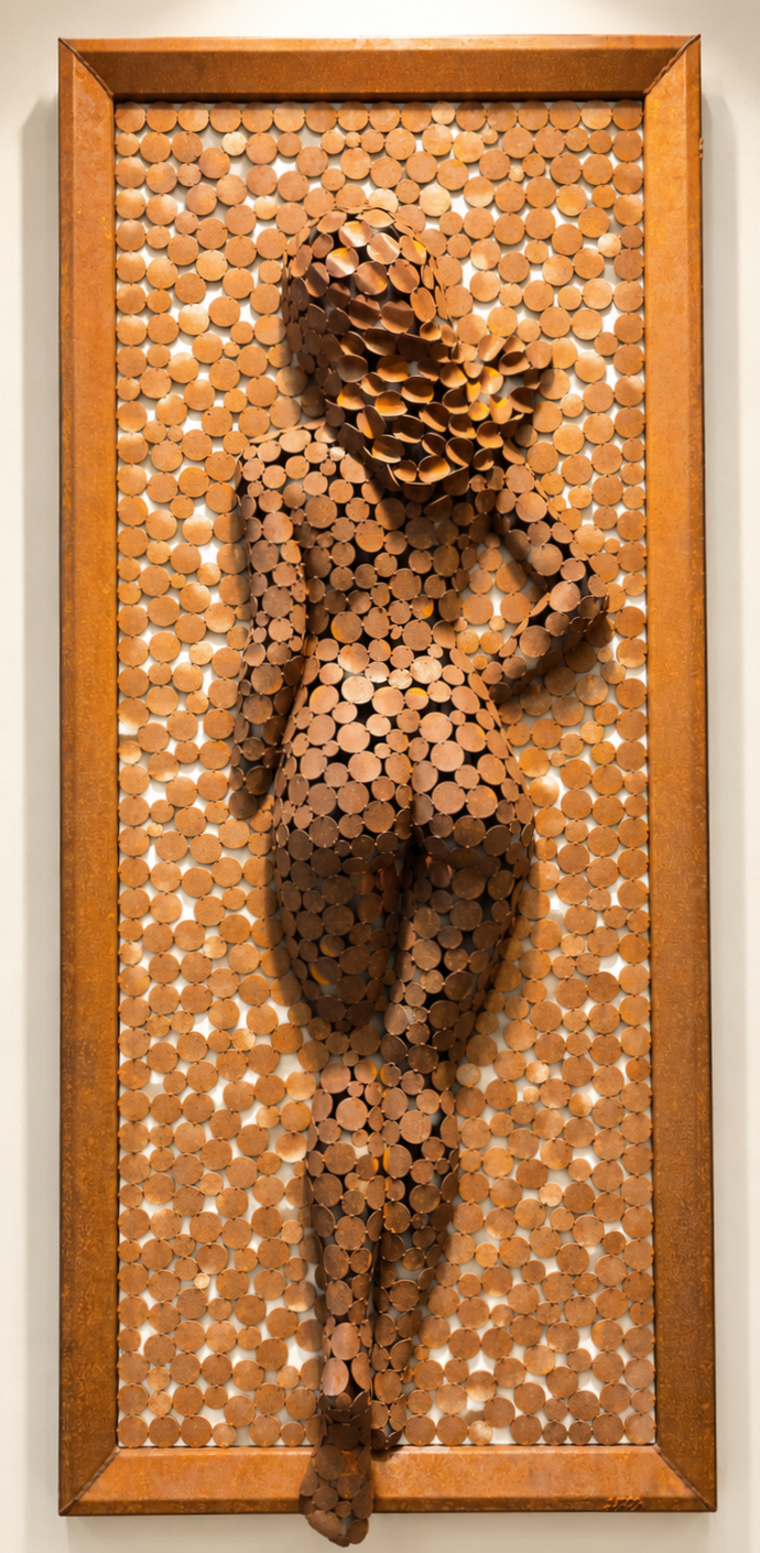 Sculpture en relief représentant une femme nue, composée de rondelles de bois dans un cadre en bois.