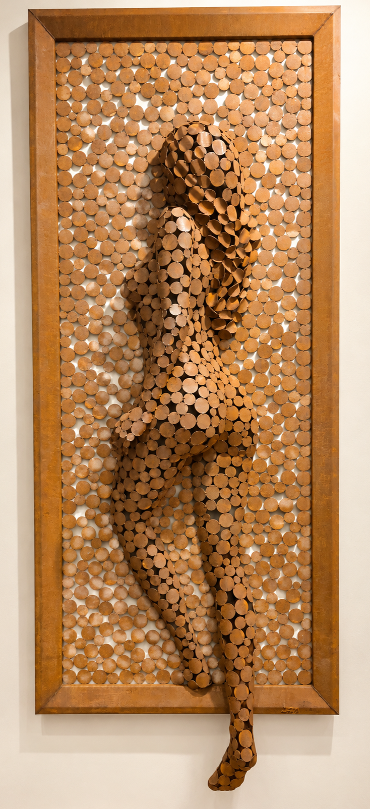 Sculpture murale représentant un corps humain en relief, composée de rondelles de bois dans un cadre en bois.