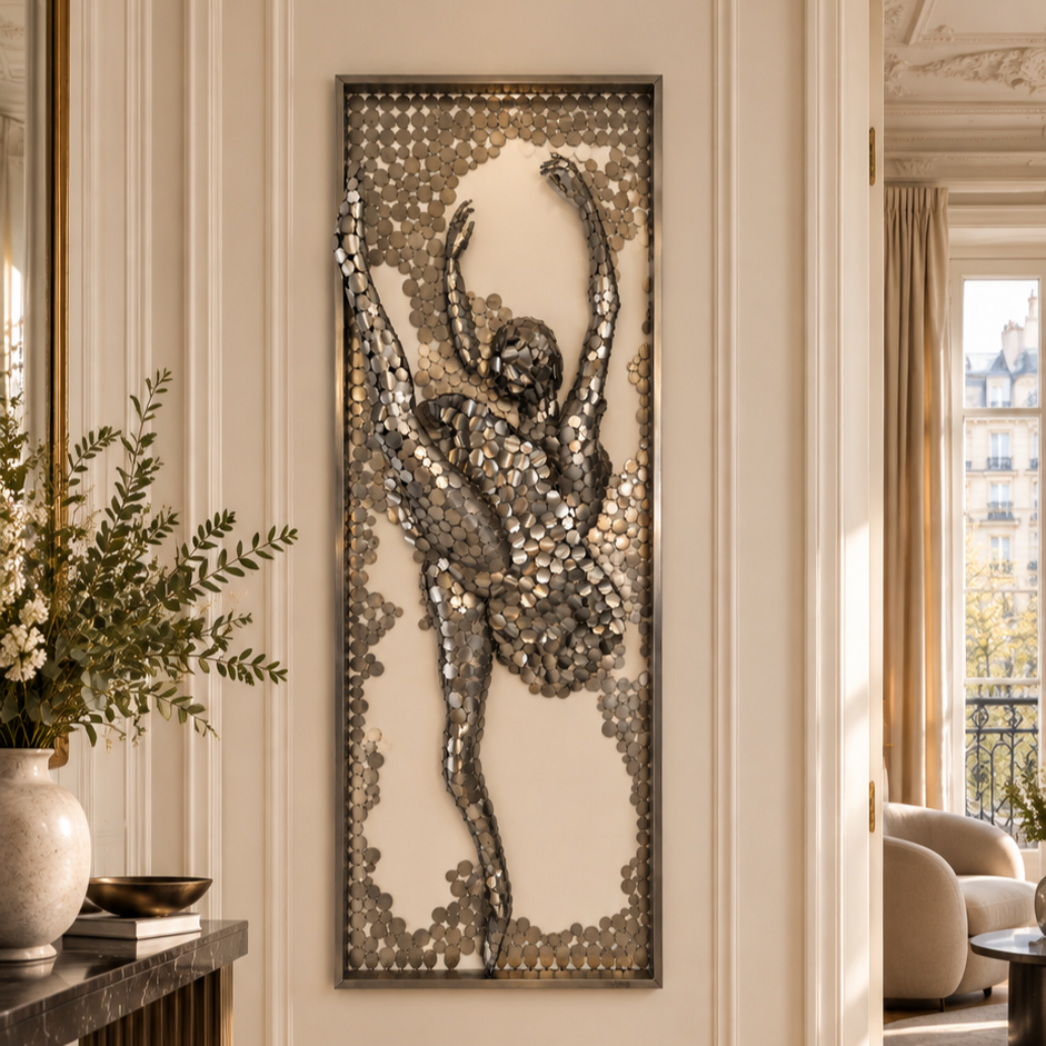 Sculpture murale abstraite représentant une danseuse, composée de pièces métalliques, dans un intérieur élégant.