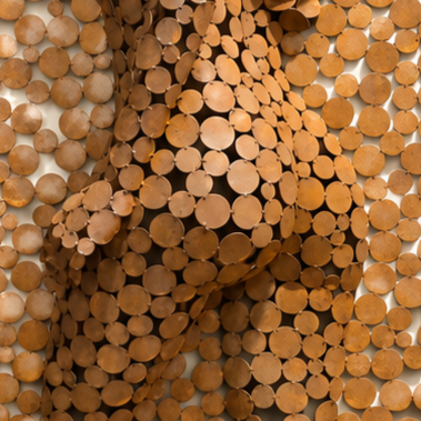 Gros plan sur une pile de rondins de bois coupés en sections circulaires