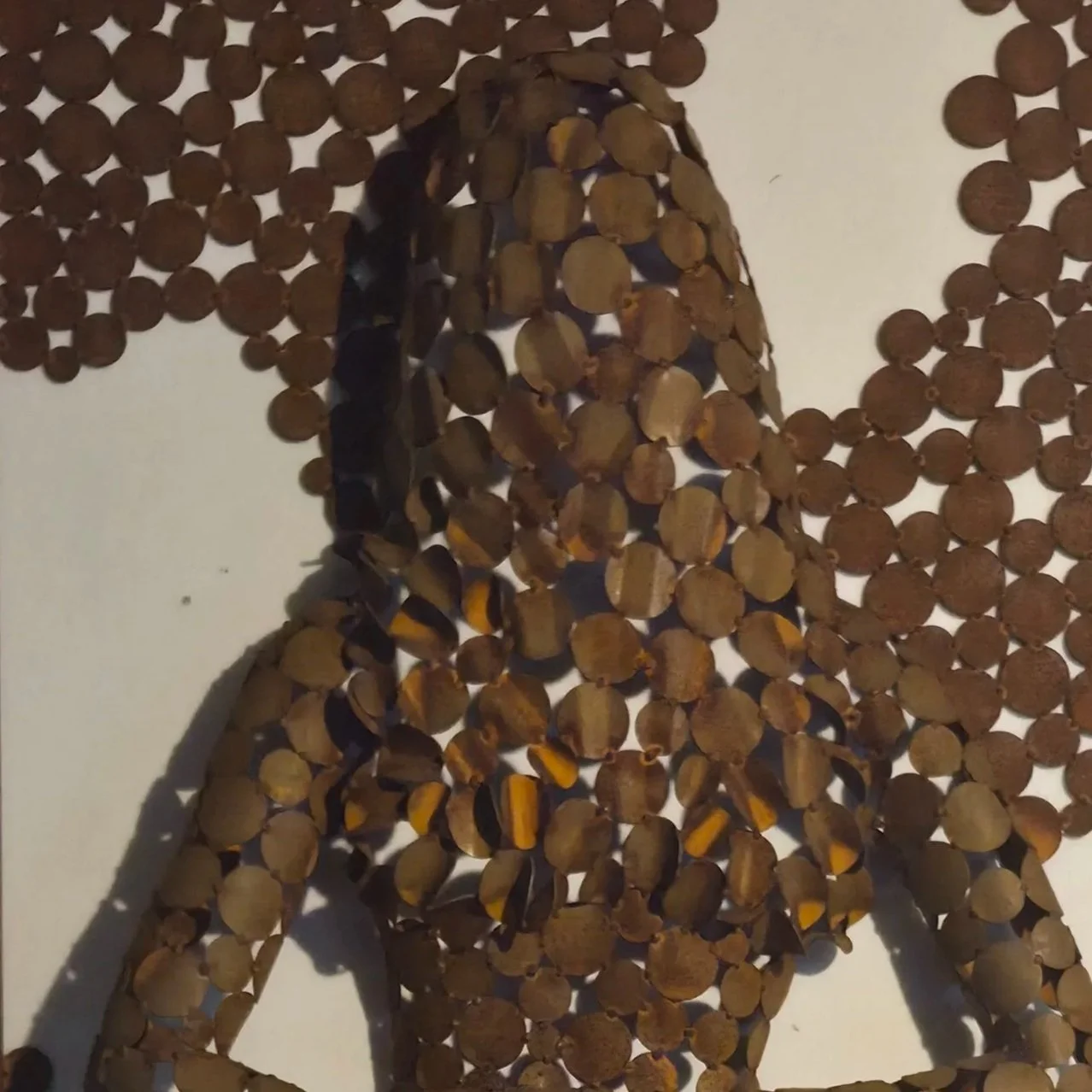 Gros plan sur un tas de graines et de morceaux de nourriture pour oiseaux sur une surface blanche.