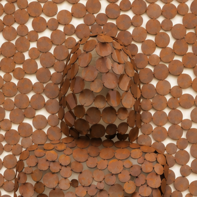 Gros plan d’une sculpture représentant une personne recouverte de petites pièces métalliques rondes et rouillées.