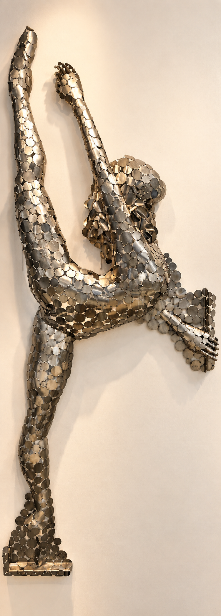 Sculpture murale d’un saxophone en métal réalisée avec des disques métalliques superposés.