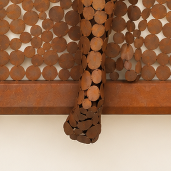 Gros plan d’une sculpture abstraite composée de rondelles de bois brunes fixées sur un mur, avec une forme verticale incurvée au centre.