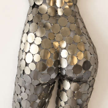 Sculpture décorative d’un torse humain recouverte de disques métalliques circulaires.
